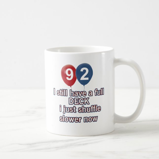 Caneca De Café design engraçado de um aniversário de 92 anos (Direita)