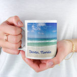 Caneca De Café Destin Florida BeauLinda Beach Monograma Ocean<br><div class="desc">Uma bela fotografia de praia tirada no destino ideal de férias de Destin,  Flórida. As maravilhosas águas verdes de Sandestin se lavam até a costa arenosa sob céus azul sereno para fazer a foto perfeita das férias.</div>