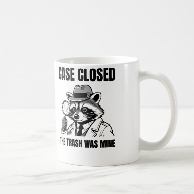 Caneca De Café Detective Raccoon "Case Closed" Humor Graphic (Direita)