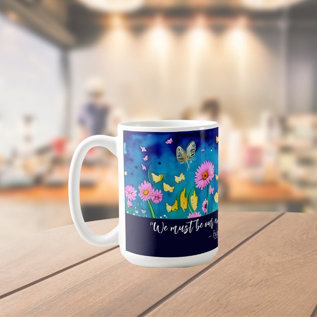 Caneca De Café Devemos Ser A Nossa Própria Citação Floral (Criador carregado)