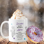 Caneca De Café Dezembro Holly e Narcissus Birthday Keepsasaoks<br><div class="desc">Dezembro tem, na verdade, duas flores e três pedras preciosas em comemoração aos aniversários deste mês: flores — Holly e narciso; pedras preciosas — tanzanite, zircão e turquesa. Este design apresenta tudo. Este design apresenta detalhes em branco, preto e as cores da gemstone. Juntamo-la com uma saudação de "Parabéns", juntamente...</div>