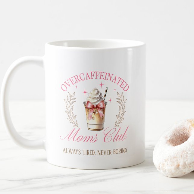 Caneca De Café Dia de as mães do Clube de Mães Supercafeinado Chi (Overcaffeinated Moms Club mug, “Always Tired, Never Boring”, bow, iced coffee, pink, gold.)