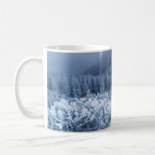 Caneca De Café Dia de inverno nebuloso calmo no topo das montanha