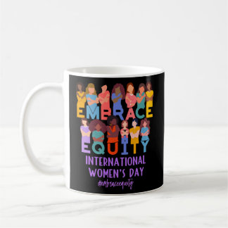 Caneca De Café Dia Internacional 2023 da Mulher Abraçar a Equidad