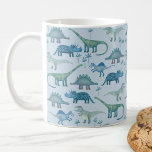 Caneca De Café Dinossauro Azul<br><div class="desc">Muitos dinossauros azuis,  Tyrannosaurus rex,  Spinossauro,  Stegossauro,  Diplodocus e Tricerátops,  num fundo azul de médio. Perfeito para o seu paleontólogo favorito. Arte original de Nic Squirrell.</div>