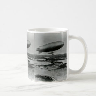 Caneca De Café Dirigível do B-class do marinho que voa sobre o
