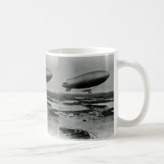 Caneca De Café Dirigível do B-class do marinho que voa sobre o