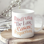 Caneca De Café "Disfruta de las casas pequeñas" Boho Inspiração<br><div class="desc">Celebre a beleza dos prazeres simples da vida com o "Disfruta de las Cosas Pequeñas" Boho Inspiration Coffee Mug. Esta charmosa caneca apresenta a exagerada frase espanhola "Disfruta de las Cosas Pequeñas" ("Aproveite as Pequenas Coisas") em elegante e estilo boho, cercada por sotaques delicados e sujos que evocam um senso...</div>