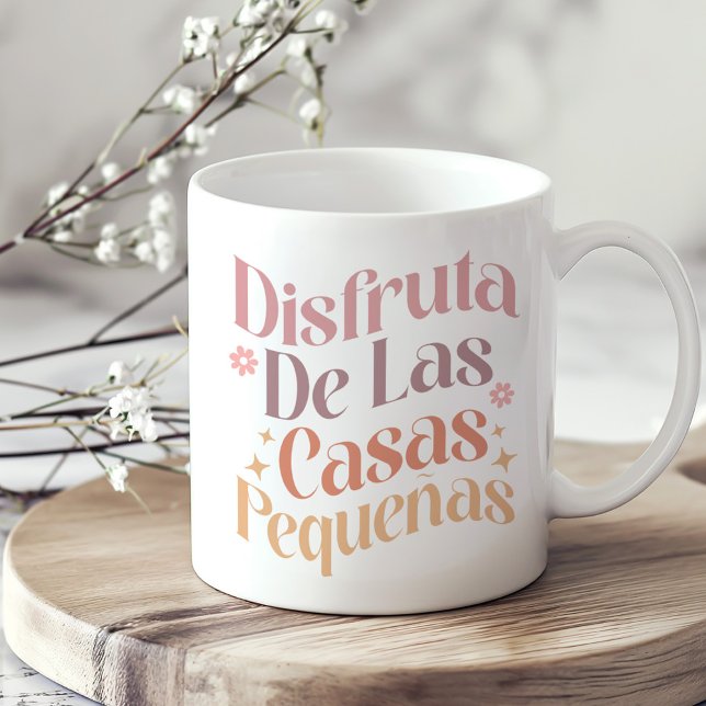 Caneca De Café "Disfruta de las casas pequeñas" Boho Inspiração ("Disfruta de las casas pequeñas" Boho Inspiration Coffee Mug on a sunny neutral boho kitchen table.)