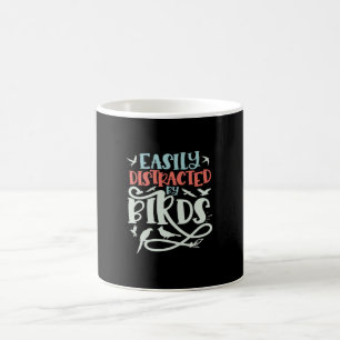 Caneca De Café Distraído Facilmente Pelos Pássaros, Observando Av