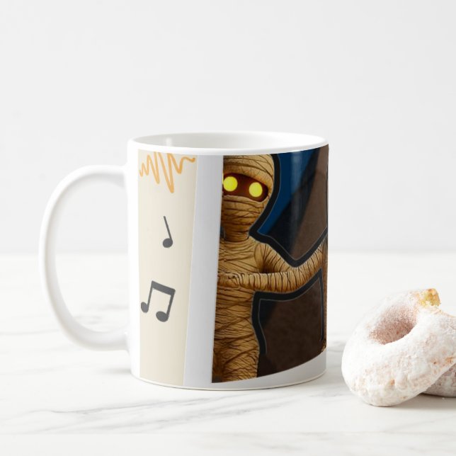 Caneca De Café Diversão de Múmia Dançando à Noite Cartoon (Com Donut)