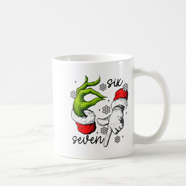 Caneca De Café Divertido Seis Sete 67 Meme 6 7 Elfo de Natal Mão  (Direita)