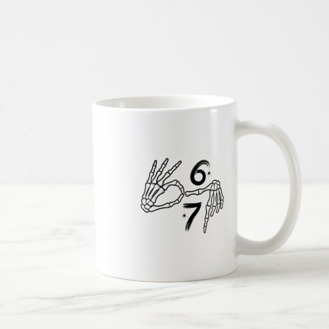Caneca De Café Divertido Seis Sete 6 7 Meme 67 Mão de Esqueleto H (Direita)