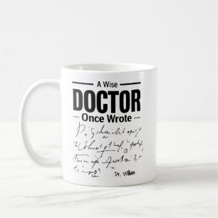 Caneca De Café Dizendo Médico Engraçado Um Médico Sábio Uma Vez