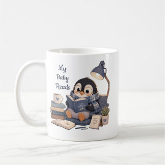 Caneca de Café do Pingüim Aconchegante Lendo Livro