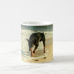 Caneca De Café Doberman na imagem da pintura da praia