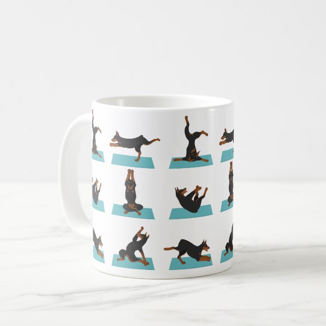 Caneca De Café Doberman Pinscher cão fazendo ioga (Frente Esquerda)