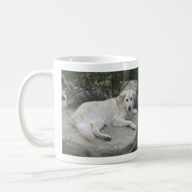 Caneca De Café Dog Resting On A Rock (Esquerda)