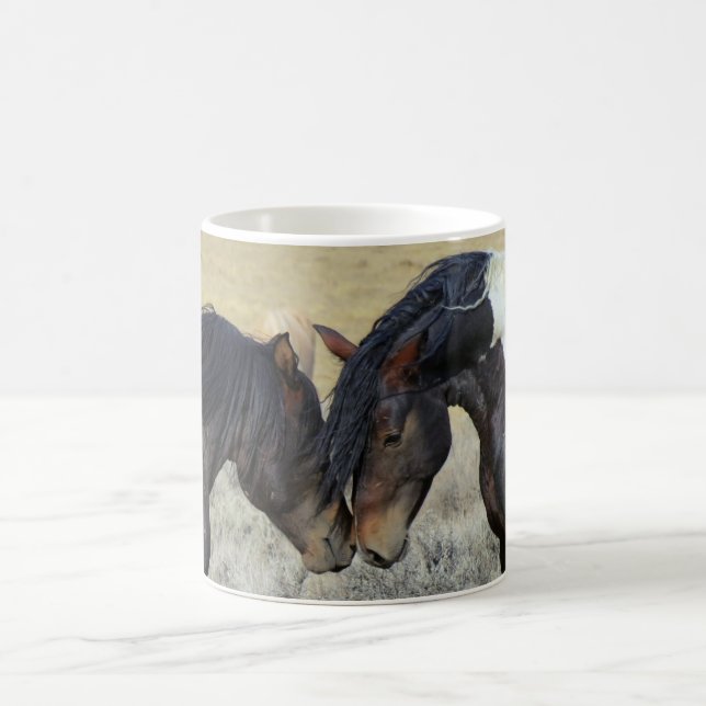 Caneca De Café Dois Cavalos Selvagens Marrons Nuzzling (Centro)