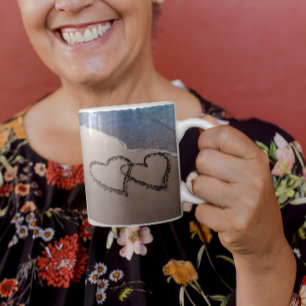 Caneca De Café Dois corações no copo da praia da areia