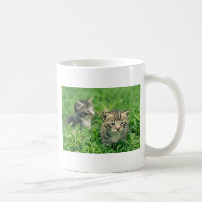 Caneca De Café Dois gatinhos brincando na grama (Direita)