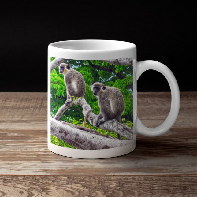 Caneca De Café Dois Macacos Verdes Sentados Em Impressão De Árvor (Criador carregado)