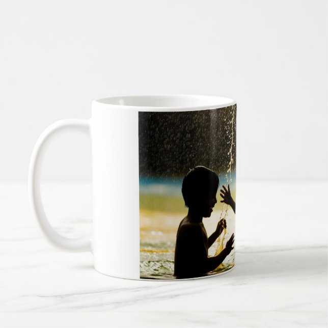 Caneca De Café Dois meninos tocando na beira-mar (Esquerda)