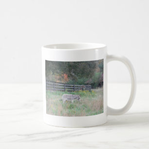 Caneca De Café Donkey em um Campo de outono.