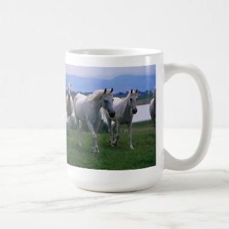 Caneca de café dos cavalos brancos