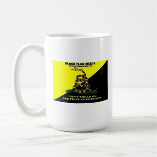 Caneca de café dos meios da bandeira negra