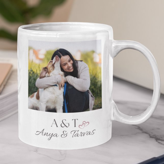 Caneca De Café Double Initial Duo Pet Companion (A white ceramic mug featuring serif initials and a portrait moment that honors your companion bond.)