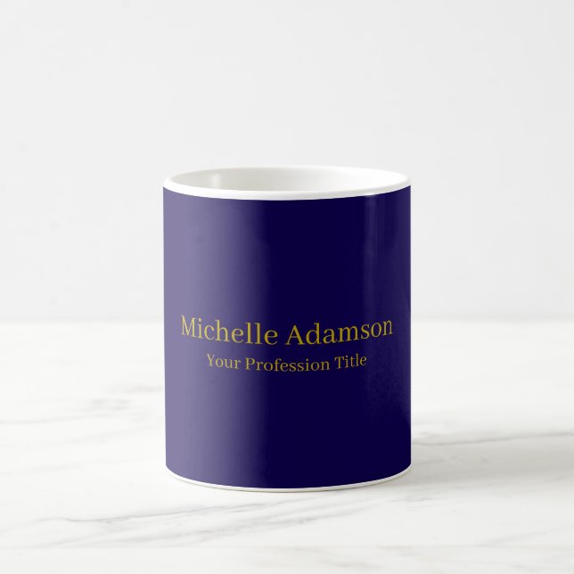 Caneca De Café Dourado e escuro Cor Azul Simples Moderno (Centro)