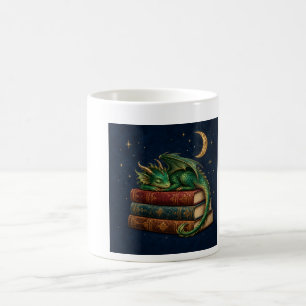 Caneca De Café Dragão Adormecido sobre Livros sob uma Lua Crescen