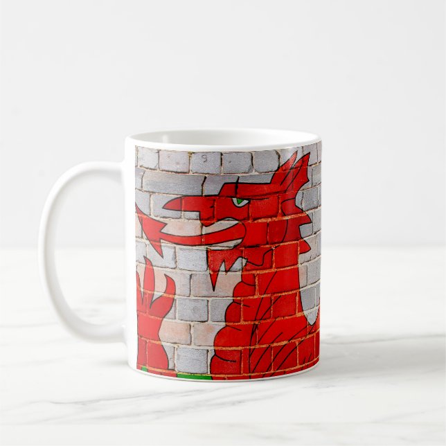 Caneca De Café Dragão de Galês em uma parede de tijolo (Esquerda)