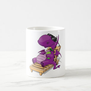 Caneca De Café Dragão Roxo Relaxando na Cadeira de Decks