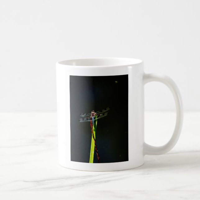 Caneca De Café Dragonfly azul e preta sobre a grama verde e verme (Direita)