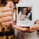 Caneca De Café Duas Fotografias | Aniversário de Casamento Person<br><div class="desc">Esta caneca simples e na moda é a perfeita lembrança do seu dia de casamento,  ou para celebrar um aniversário especial. Você pode adicionar duas de suas fotos românticas favoritas,  além de seus nomes e a data de seu casamento ou outro dia especial.</div>