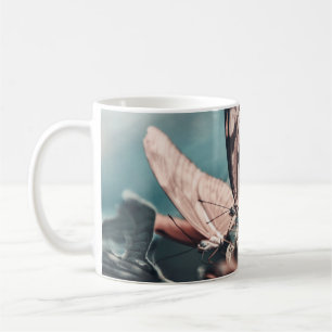 CANECA DE CAFÉ DUAS MANTEIRAS ROWN-AND-BLACK EM CIMA DA FLORES B