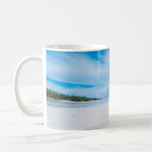 Caneca De Café Duas mulheres deitadas na areia branca viradas par