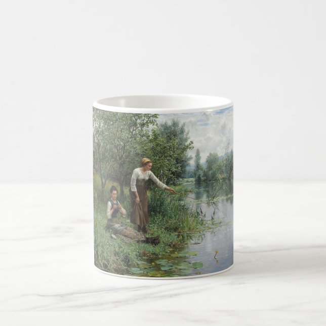 Caneca De Café Duas mulheres pescando na grama pelo rio (Centro)