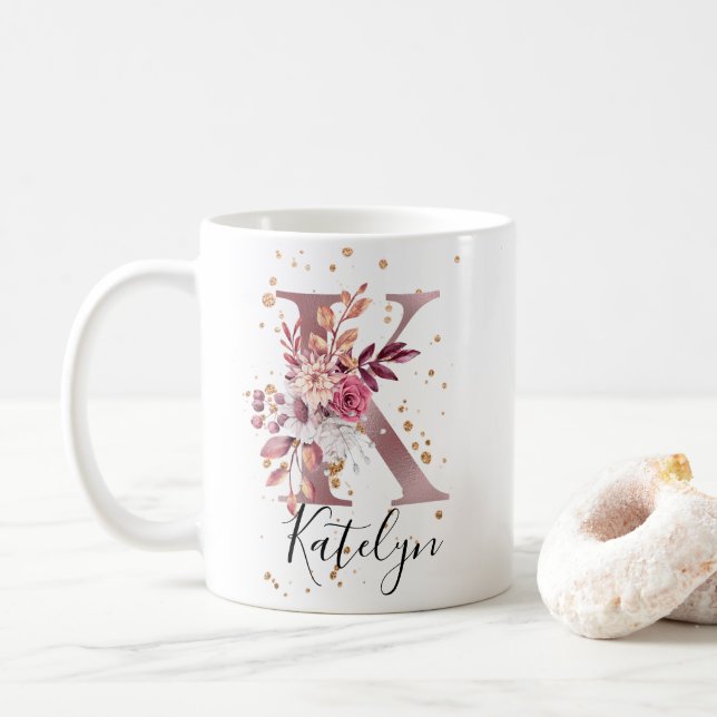 Caneca De Café Dusty Rosa Mauve Floral Rosa Monograma - Letra K (Com Donut)
