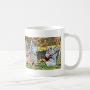 Caneca De Café E a banda jogada sobre