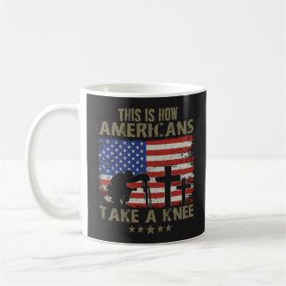 Caneca De Café É Assim Que Os Americanos Levam O Joelho