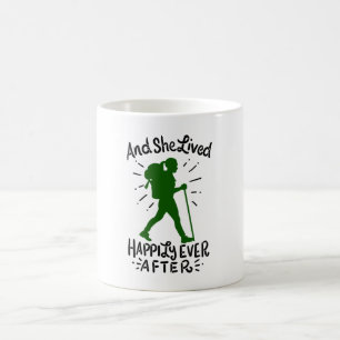 Caneca De Café E Ela Viveu Feliz Depois De Caminhar