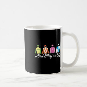 Caneca De Café E Eles Estão Fora Do Dia Da Corrida De Cavalos