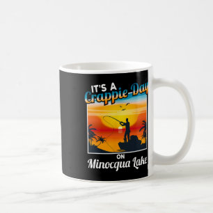 Caneca De Café É engraçado é um dia Crappie no lago Minocqua