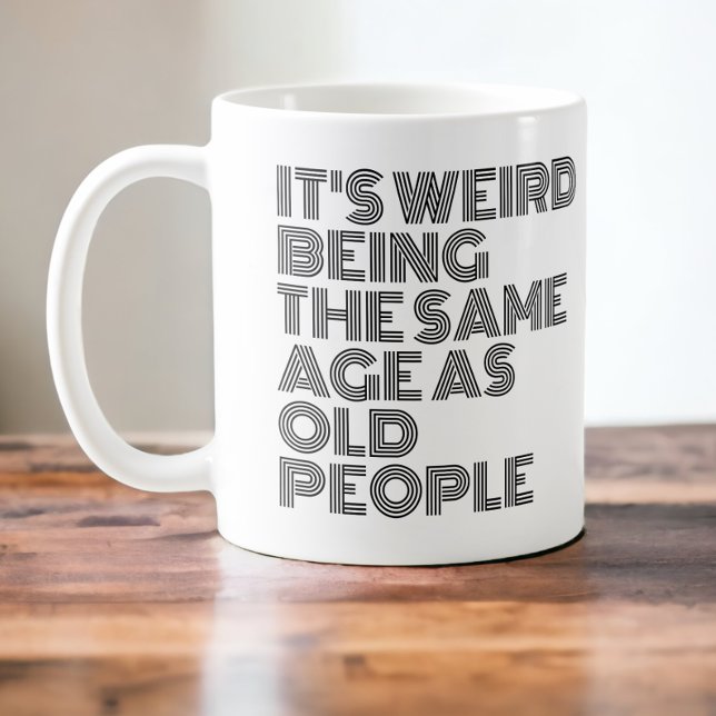 Caneca De Café É estranho ter a mesma idade das pessoas antigas (It's weird being the same age as old people. age related witty humor mug from Ricaso)