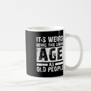 Caneca De Café É Estranho Ter A Mesma Idade Que A Antiga Pessoas 
