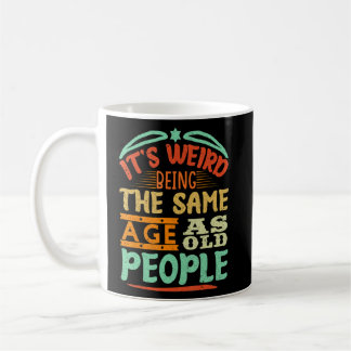 Caneca De Café É estranho ter a mesma idade que as Pessoas antiga