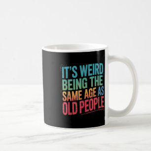 Caneca De Café É Estranho Ter A Mesma Idade Que As Pessoas Antiga